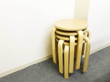 丸椅子 - Colormell（カラメル）池袋西口店 A室 - イエロー［〜12名］の設備の写真