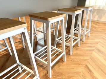 カウンターテーブル着席8名
サイドテーブル着席4名 - Alleyway Gourmet Lab（アリウェイグルメラボ） レンタルキッチンスペースの設備の写真