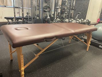 折りたたみのエステベッドを完備 - MARO'S GYM〜まろじむ〜 レンタルジムの室内の写真