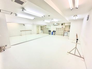 
新国立劇場バレエ団や英国バーミンガム・ロイヤル・バレエ団のリハーサル室に採用されているものと同じ国産最高峰のリノリウム、T Fフロアを一面に使用しております。 - Nakamachi Ballet Academy  バレエ向けレンタルスタジオの室内の写真