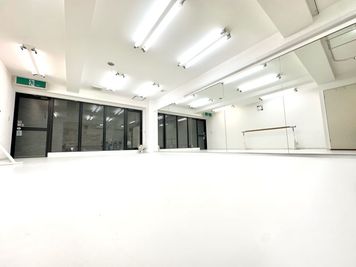 ［裸足・靴下・スリッパ・バレエシューズのみ利用可］様々な駅よりアクセス良好♪ 国内最高峰のリノリウム、大型ミラーのスタジオです。 - Nakamachi Ballet Academy 