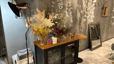 お花、羽など装飾を触るのは禁止となります。 - アトリエカシュカシュ撮影スタジオ 羽の非日常空間✨アトリエカシュカシュ　仙台の室内の写真