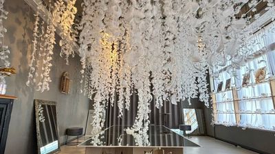 仙台市営地下鉄南北線河原町駅から徒歩分５分　
🎂生誕祭✨推し活💖雨の日デート❤️カップル💕デートスポット - アトリエカシュカシュ撮影スタジオ 羽の非日常空間✨アトリエカシュカシュ　仙台の室内の写真