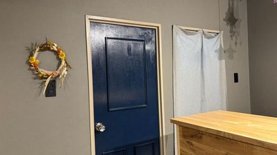 青い扉がトイレとなります - アトリエカシュカシュ撮影スタジオ 羽の非日常空間✨アトリエカシュカシュ　仙台の室内の写真