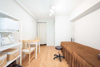 カーテンを準備しておりますので締めてご利用いただけます - レンタルサロンピエリス馬喰町の室内の写真