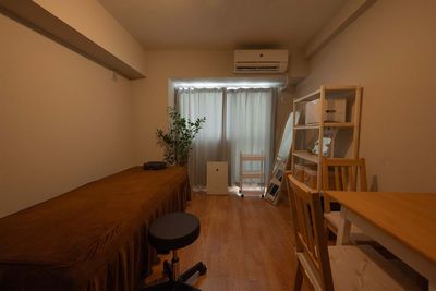 暗くするとまた違った雰囲気で施術していただけます - レンタルサロンピエリス馬喰町の室内の写真