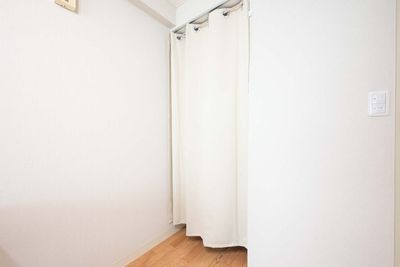 カーテンを準備しておりますので締めてご利用いただけます - レンタルサロンピエリス馬喰町の入口の写真