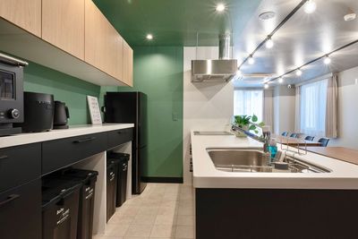 充実のキッチン設備をフル活用してください。
※キッチン利用の場合は有料オプションをご選択ください。 - 〈SMILE工房☆ヴェルデ錦糸町〉 Verde錦糸町の室内の写真