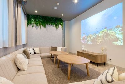 100㌅迫力の大画面でお楽しみください🎥🍿 - 〈SMILE工房☆ヴェルデ錦糸町〉 Verde錦糸町の室内の写真