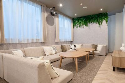 お子さま連れ大歓迎👶
※滑りにくいマットを敷いていますが、保護者様の責任の下ご利用ください。 - 〈SMILE工房☆ヴェルデ錦糸町〉 Verde錦糸町の室内の写真