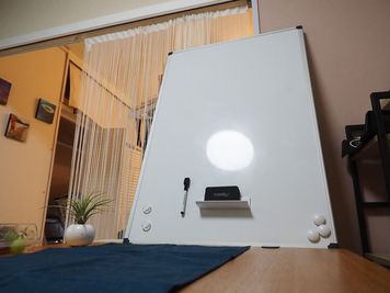 ボードゲームの時などテーブル端に白板をたてかけられます。 - スペースボン スペースボン　上前津 Gemini の設備の写真