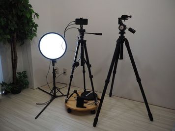 円形ビデオライト、ミラーレス用中型三脚、キャスターと電源のついたビデオ三脚、スマホホルダもついてます。 - スペースボン スペースボン　上前津  【新予約ページ移行のため新規受付停止中】の設備の写真
