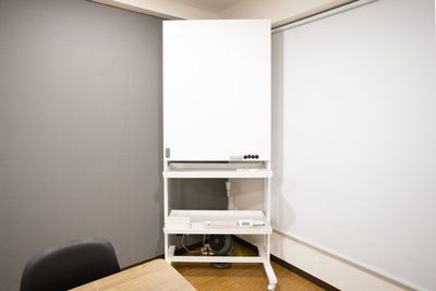 縦型ホワイトボードを設置しております。スマホでの撮影に適しています。 - アーバンスペース大手町 ✨【 貸し会議室】アーバンスペース神田大手町✨の設備の写真