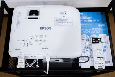 定評のあるEPSONのプロジェクター　USB-Cハブ、ライトニング〜HDMI変換アダプタあり。
PC・スマホ・タブレット等から無線LAN接続も可能です。 - アーバンスペース大手町 ✨【 貸し会議室】アーバンスペース神田大手町✨の設備の写真