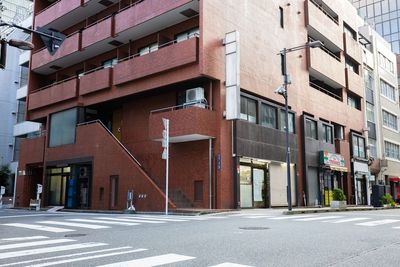 ビルの外観は赤レンガ調
エントランスは左面の一番左です。 - アーバンスペース大手町 ✨【 貸し会議室】アーバンスペース神田大手町✨の外観の写真