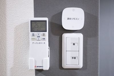 室内照明スイッチ・エアコンのリモコン・調光リモコンをまとめて設置しています。
調光リモコンでは、照明の明るさや色を変更できます💡 - アーバンスペース大手町 ✨【 貸し会議室】アーバンスペース神田大手町✨の設備の写真
