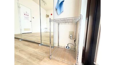 入り口の靴用ラックです。 - レンタルスタジオ おどルーム 大塚店の入口の写真