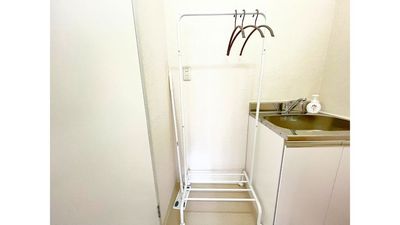 ハンガーラックです。上着やバッグの置き場としてご利用くださいませ。 - レンタルスタジオ おどルーム 大塚店の設備の写真
