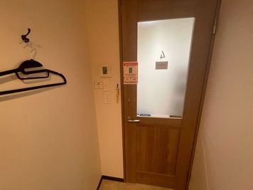 いいオフィス小岩 【小岩駅から1分】モニター・フリードリンク付き1名個室（個室4）の室内の写真