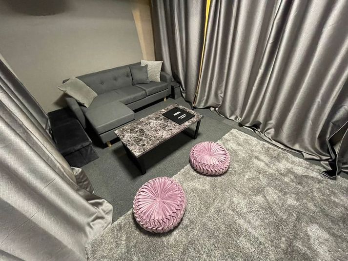 駅近10秒完全個室プライベートシアタールーム🎬個室映画館 - 【シアタールーム京都】完全個室映画館