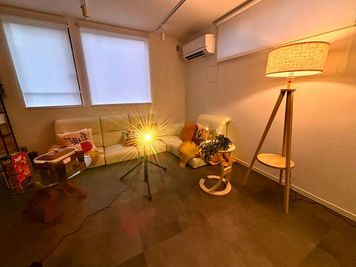 ※プロジェクタースタンドの仕様が変更しております。
三脚タイプではなく、サイドテーブル・卓上スタンドにてご利用くださいませ。 - THEATER三茶 【1-2名様用】オープン特価✨駅近｜アクセス楽々[35]の室内の写真