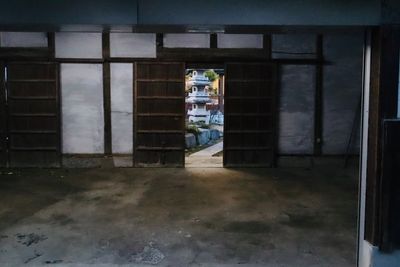 敷地内駐車場(普通車1台分または小型車2台分)の屋根付きの車庫（蔵） - 【ミンカ熊谷】無料駐車場8台 YouTube/コスプレ/女子会 蔵と和風庭園の築140年古民家（～６名）の設備の写真