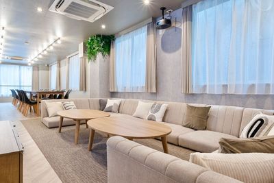 ゆとりのソファ席でごゆっくりおくつろぎください☕ - 〈SMILE工房☆ヴェルデ錦糸町〉 Verde錦糸町の室内の写真