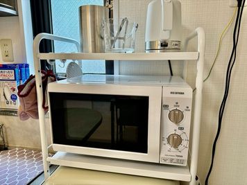 電子レンジ、湯沸かしケトル、ワインクーラー、アイスペール - 矢場町パーティ608 広いキッチン付きレンタルスペースTHE ROOM矢場町608の設備の写真