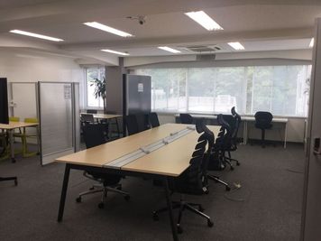 シェアオフィス内 - odoranaオフィス六本木(旧 katanaオフィス) 【7名まで着席可】貸し会議スペース・物撮りなどの撮影にも使用可の室内の写真