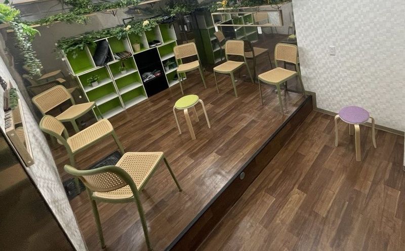 小会議室(6畳 7人着席） - レンタルスペース リズムねこ (Rhythm Neko)