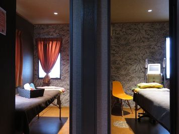 左側のお部屋になります。右のお部屋は、サロンとして、使用中の場合もあります。 - 屋根裏サロン　キレイニナルの室内の写真