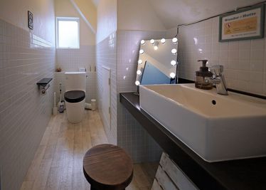 当スタジオには化粧室がございませんが、代わりに広いトイレ内を簡易的な化粧スペースとしてお使いいただくことができます。 - Wonder Hutte｜家族やグループで使いやすい撮影スタジオ 📸清潔で明るくどなたにも安心して使っていただける撮影空間ですのその他の写真