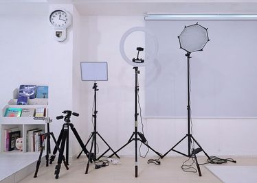 ・60W撮影ライト＆ソフトボックス
・大型リングライト
・LED定常光照明
・カメラ / スマホ用三脚
・電源タップ×３ - Wonder Hutte｜家族やグループで使いやすい撮影スタジオ 📸清潔で明るくどなたにも安心して使っていただける撮影空間ですの設備の写真