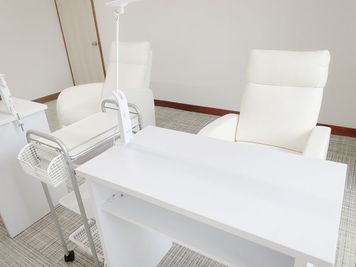 ネイルスペースは白をベースに落ち着いた雰囲気になっています - LUMILA【ネイルスペース】 ネイルサロンスペースの設備の写真