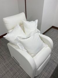 リクライニング可能ですので寝ながらの施術も可能です - LUMILA【ネイルスペース】 ネイルサロンスペースの設備の写真