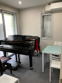 合わせや練習可能です。 - Sonoritemusique　レンタルスペース グランドピアノ設置防音室の室内の写真