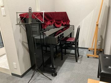 合わせや練習可能です。
譜面台も1台ございます。 - Sonoritemusique　レンタルスペース アップライトピアノ設置防音室の室内の写真