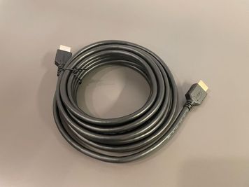 5mのHDMI ケーブルを備えています。 - アオトネスト4階コワーキング利用（1名様利用料金） プレミアコワーキングデスク　アオトネスト　ZZ席(4階ロフト）の室内の写真