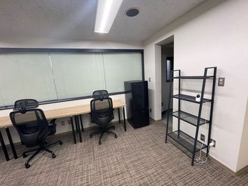 冷凍冷蔵庫、電気ケトルあり
トイレとシンクはリニューアル済み。 - アオトネスト4階コワーキング利用（1名様利用料金） プレミアコワーキングデスク　アオトネスト　ZZ席(4階ロフト）の室内の写真