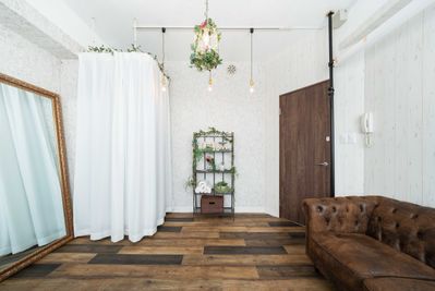 上野アメ横撮影スタジオStudio apps Broom　ボタニカル調の空間の室内の写真