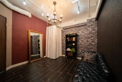 上野アメ横撮影スタジオStudio apps Croom上品で重厚感のある空間の室内の写真