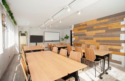 最大30名/24時間営業/無料WiFi/会議・懇親会・撮影・推し会・女子会・ボドゲ等!飲食🍷可! - KS8 神田会議室 神田駅から徒歩2分!最大30名/会議室/セミナー/研修/懇親会等の室内の写真