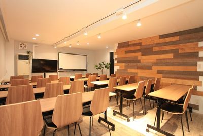 最大30名/24時間営業/無料WiFi/会議・懇親会・撮影・推し会・女子会・ボドゲ等!飲食🍷可! - KS8 神田会議室 神田駅から徒歩2分!最大30名/会議室/セミナー/研修/懇親会等の室内の写真