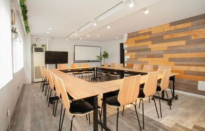 最大30名/24時間営業/無料WiFi/会議・懇親会・撮影・推し会・女子会・ボドゲ等!飲食🍷可! - KS8 神田会議室 神田駅から徒歩2分!最大30名/会議室/セミナー/研修/懇親会等の室内の写真