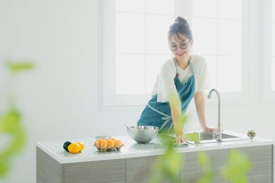 ダミーキッチン作例(モデル身長170cm)扉内部にキッチン小物やフェイクフードを多数収納。 - スタジオマド小岩 スタジオマド小岩2Fハウススタジオの室内の写真