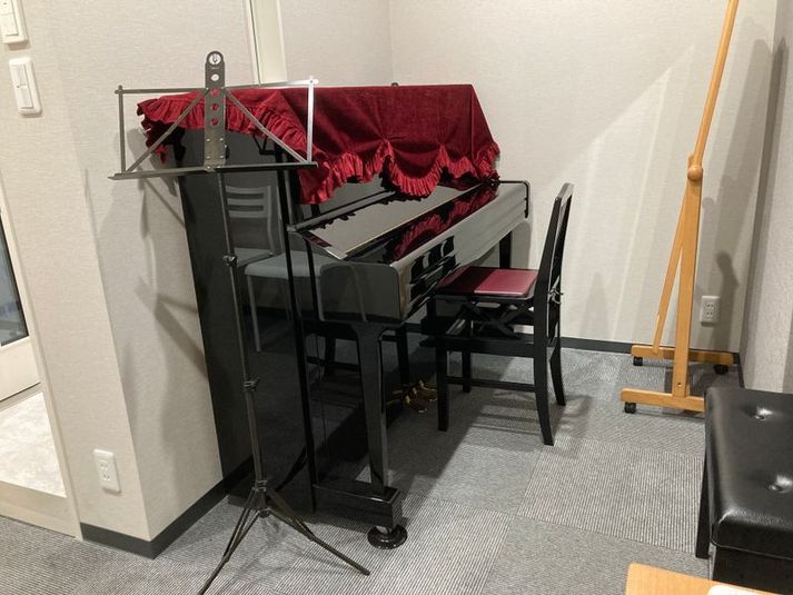合わせや練習可能です。
譜面台も1台ございます。 - Sonoritemusique　レンタルスペース アップライトピアノ設置防音室の室内の写真