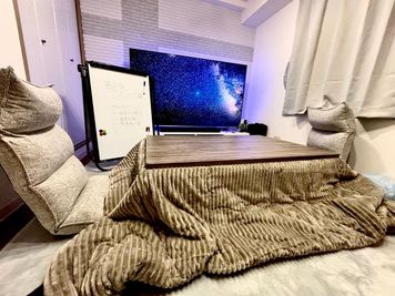 こたつde会議　リラックスから生まれるブレイクスルー(^^)/
アイデア出し・ブレストのあとに
買い出しからの鍋パーティー🫕 - グッドワン【おうちスペース】京都市役所駅前店 グッドワン京都寺町　未成年🆗防犯カメラ🈚️出入り🆓の室内の写真