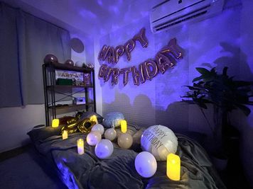 大きな２メートルのリクライニングソファー。ごろりんと映画鑑賞も - グッドワン【おうちスペース】京都市役所駅前店 グッドワン京都寺町　未成年🆗防犯カメラ🈚️出入り🆓の設備の写真