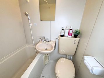 🚿シャワーはオプションです。
シャンプー、コンディショナーはサービスです。切れていたらごめんなさいm(_ _)m - グッドワン【おうちスペース】京都市役所駅前店 グッドワン京都寺町　未成年🆗防犯カメラ🈚️出入り🆓の室内の写真