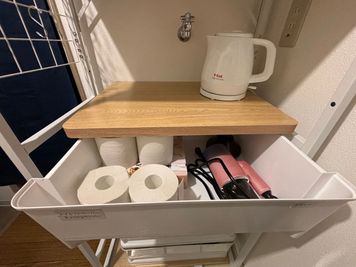 荷物置きの下に消耗品を置いています。ドライヤーもこちら - グッドワン【おうちスペース】京都市役所駅前店 グッドワン京都寺町　未成年🆗防犯カメラ🈚️出入り🆓の設備の写真